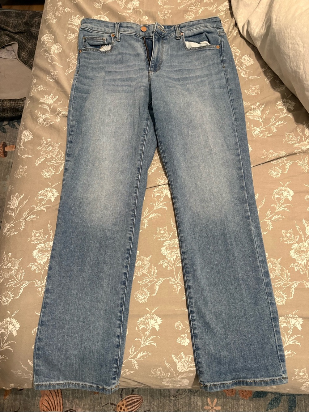 Classic Light Wash Women’s Jeans - Blue